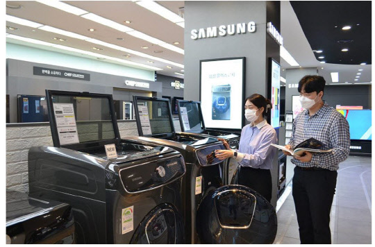 전자랜드 매장에서 고객들이 대용량 그럼세탁기를 둘러보고 있다. <전자랜드 제공>